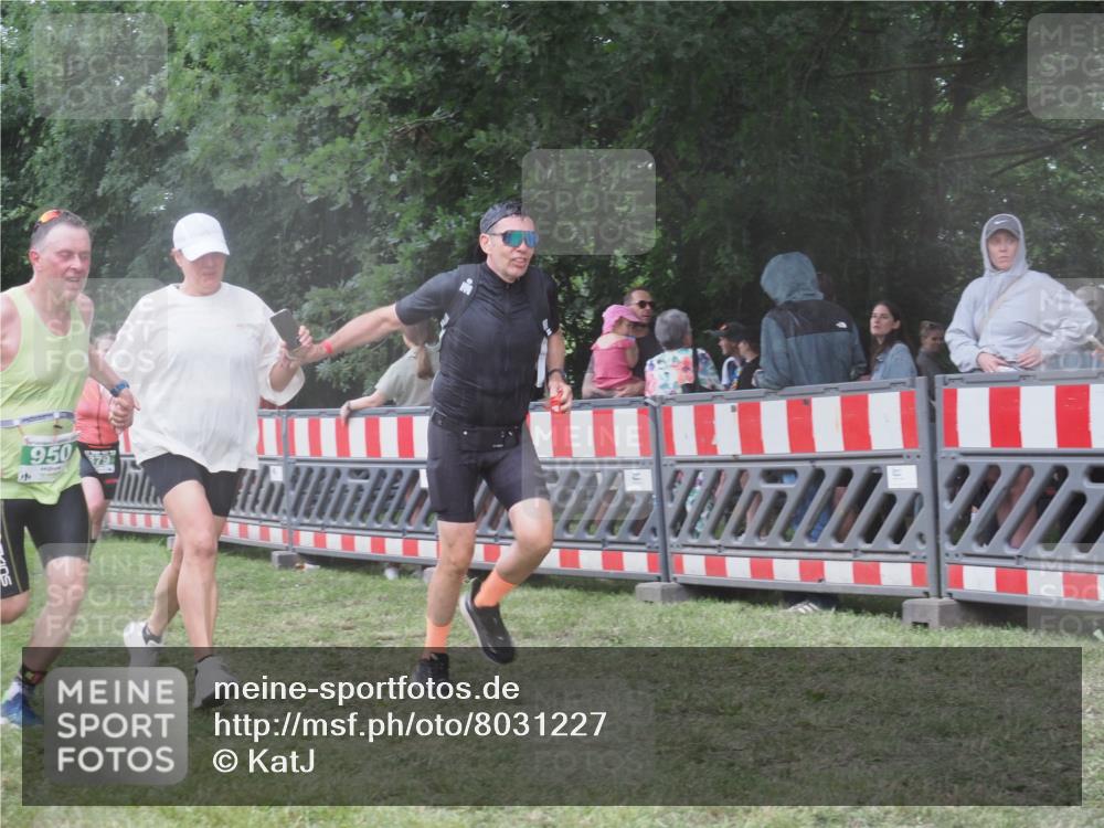 21.06.2025 - 27. Vierlanden-Triathlon KatJ http://msf.ph/oto/8031227 15.06.2025 13:40:09 Ziel 154, 879, 950 meine-sportfotos.de