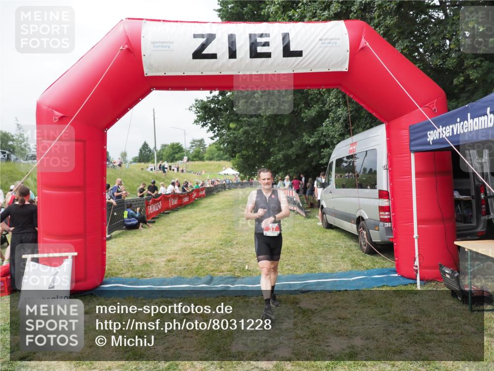 21.06.2025 - 27. Vierlanden-Triathlon MichiJ http://msf.ph/oto/8031228 15.06.2026 12:43:14 Ziel 37 meine-sportfotos.de