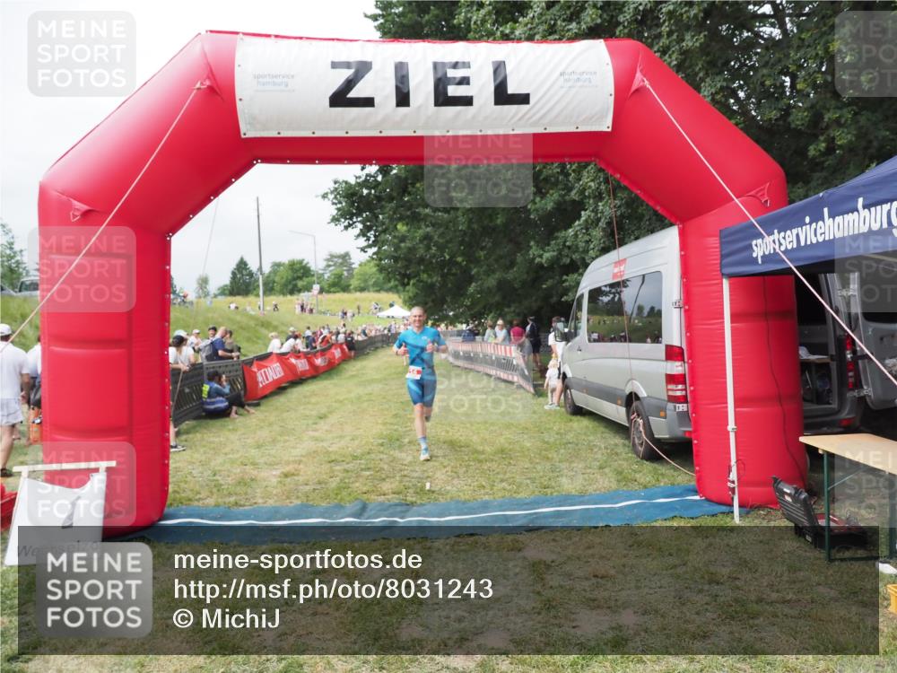 21.06.2025 - 27. Vierlanden-Triathlon MichiJ http://msf.ph/oto/8031243 15.06.2026 12:44:07 Ziel 14 meine-sportfotos.de