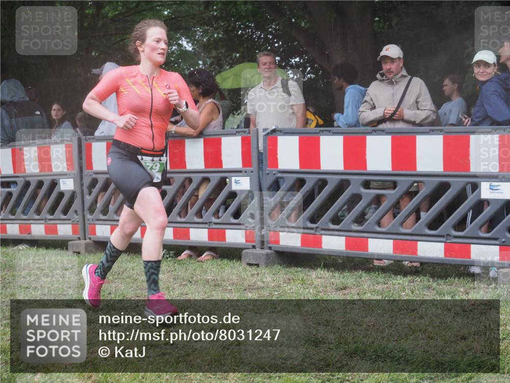 21.06.2025 - 27. Vierlanden-Triathlon KatJ http://msf.ph/oto/8031247 15.06.2025 13:40:12 Ziel 72, 154, 703, 879 meine-sportfotos.de