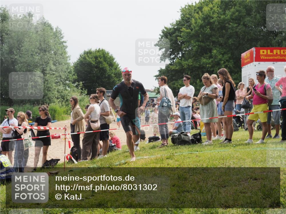 15.06.2025 - 27. Vierlanden-Triathlon KatJ http://msf.ph/oto/8031302 15.06.2025 11:09:22 Schwimmen 776, 829, 846 meine-sportfotos.de