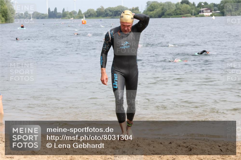 15.06.2025 - 27. Vierlanden-Triathlon Lena Gebhardt http://msf.ph/oto/8031304 15.06.2025 11:10:08 Schwimmen 789 meine-sportfotos.de