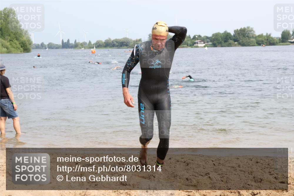 15.06.2025 - 27. Vierlanden-Triathlon Lena Gebhardt http://msf.ph/oto/8031314 15.06.2025 11:10:09 Schwimmen 789 meine-sportfotos.de