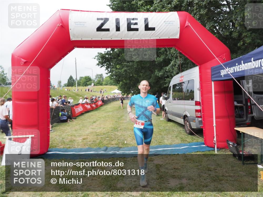 21.06.2025 - 27. Vierlanden-Triathlon MichiJ http://msf.ph/oto/8031318 15.06.2026 12:44:09 Ziel 14 meine-sportfotos.de