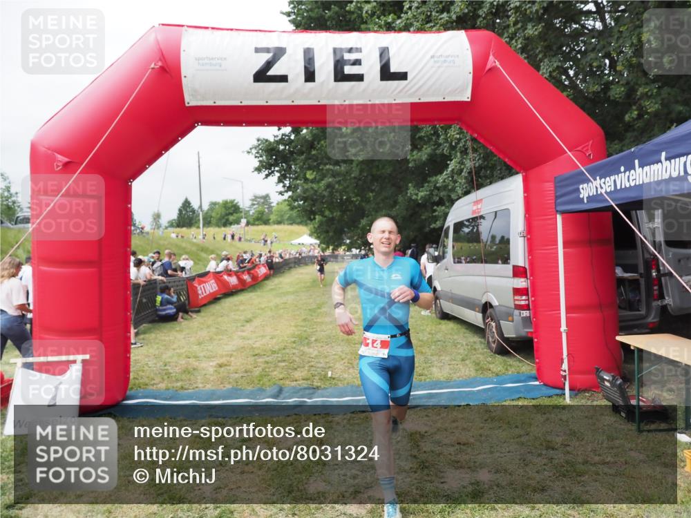 21.06.2025 - 27. Vierlanden-Triathlon MichiJ http://msf.ph/oto/8031324 15.06.2026 12:44:09 Ziel 14 meine-sportfotos.de