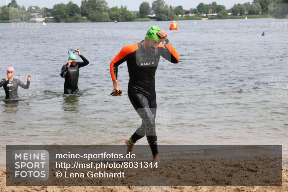 15.06.2025 - 27. Vierlanden-Triathlon Lena Gebhardt http://msf.ph/oto/8031344 15.06.2025 11:10:30 Schwimmen 772, 953 meine-sportfotos.de