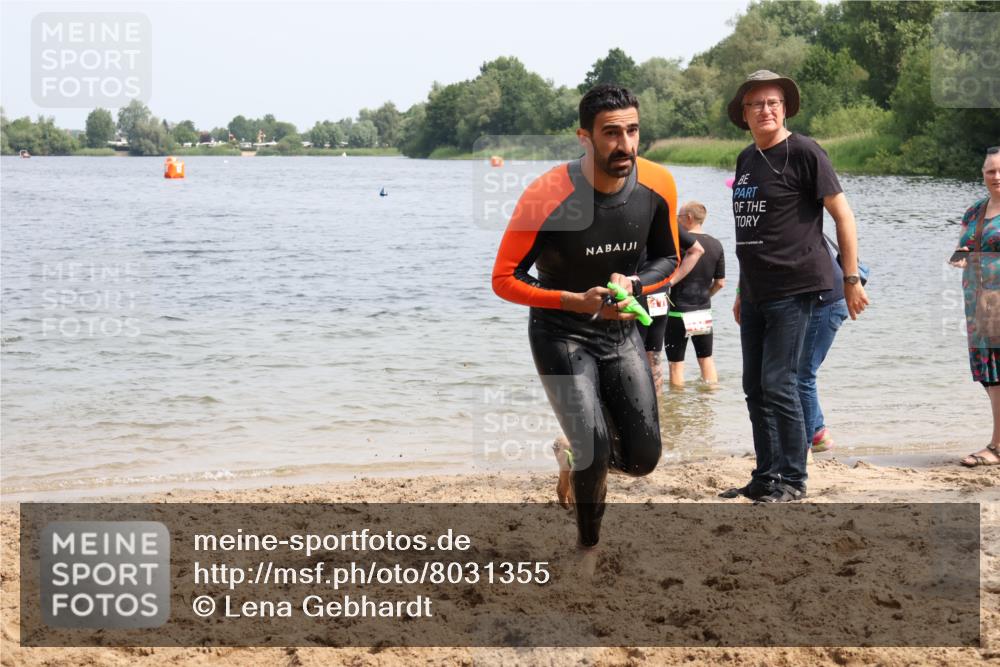 15.06.2025 - 27. Vierlanden-Triathlon Lena Gebhardt http://msf.ph/oto/8031355 15.06.2025 11:10:32 Schwimmen 772, 953 meine-sportfotos.de