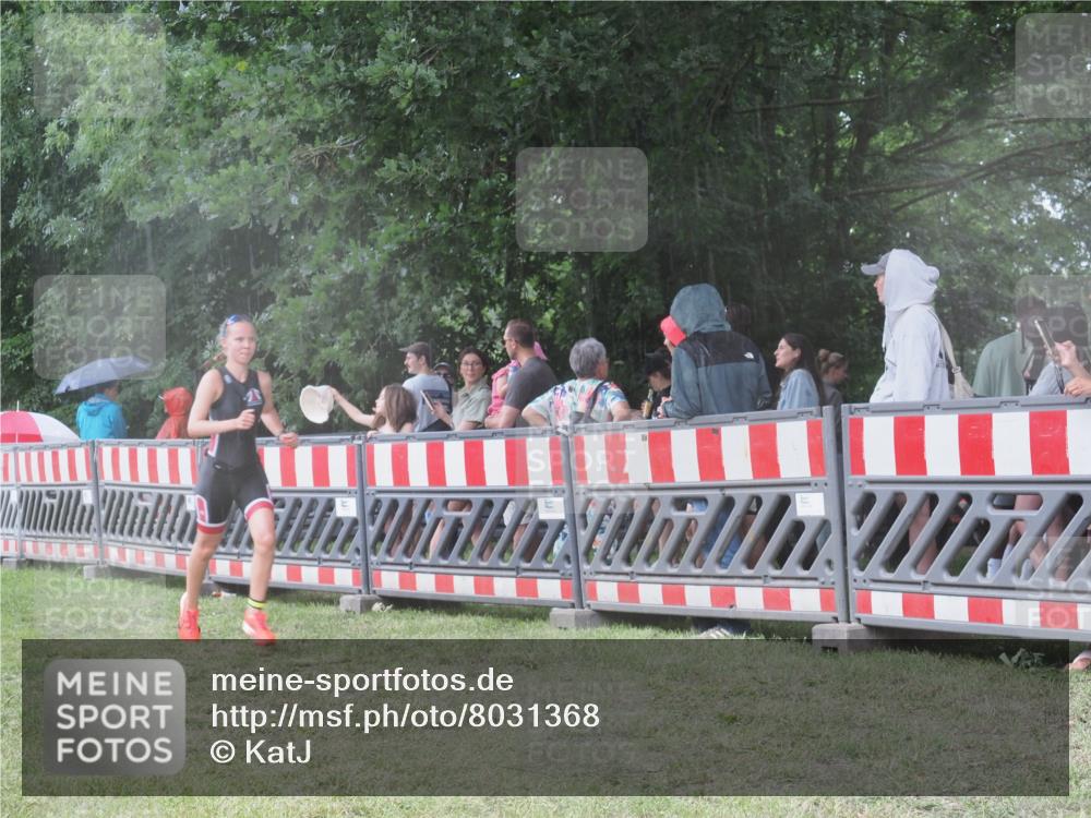 21.06.2025 - 27. Vierlanden-Triathlon KatJ http://msf.ph/oto/8031368 15.06.2025 13:40:27 Ziel 904, 1089 meine-sportfotos.de