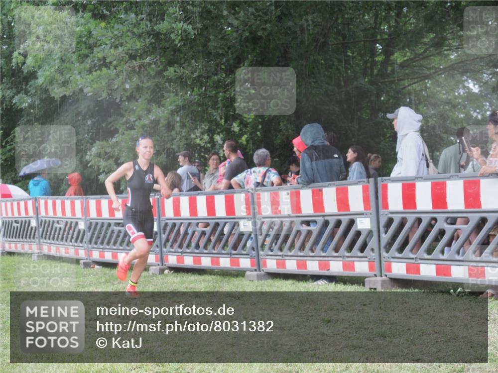 21.06.2025 - 27. Vierlanden-Triathlon KatJ http://msf.ph/oto/8031382 15.06.2025 13:40:27 Ziel 904, 1089 meine-sportfotos.de