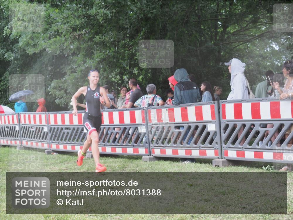 21.06.2025 - 27. Vierlanden-Triathlon KatJ http://msf.ph/oto/8031388 15.06.2025 13:40:28 Ziel 904, 1089 meine-sportfotos.de