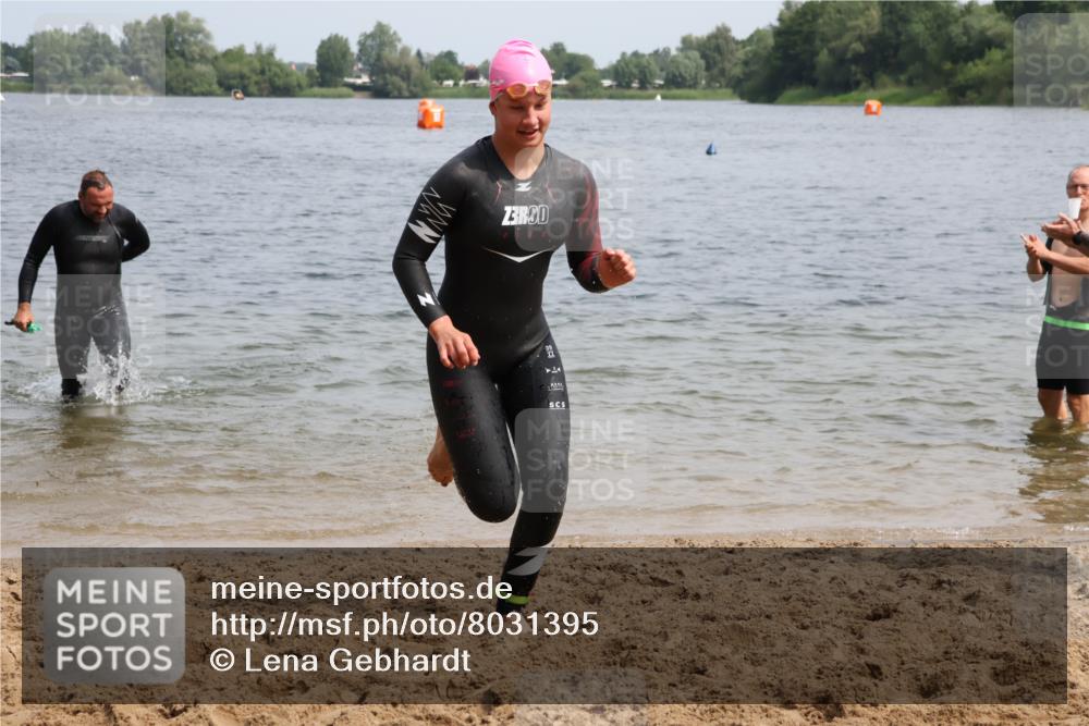 15.06.2025 - 27. Vierlanden-Triathlon Lena Gebhardt http://msf.ph/oto/8031395 15.06.2025 11:10:36 Schwimmen 770, 772, 953 meine-sportfotos.de