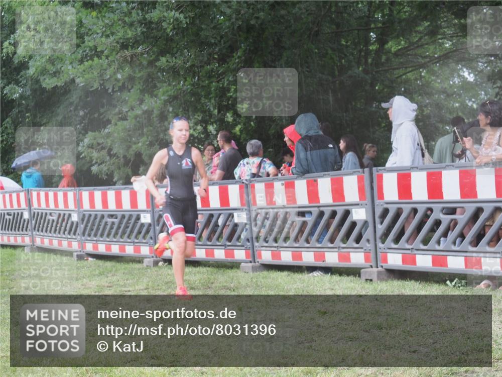 21.06.2025 - 27. Vierlanden-Triathlon KatJ http://msf.ph/oto/8031396 15.06.2025 13:40:28 Ziel 904, 1089 meine-sportfotos.de