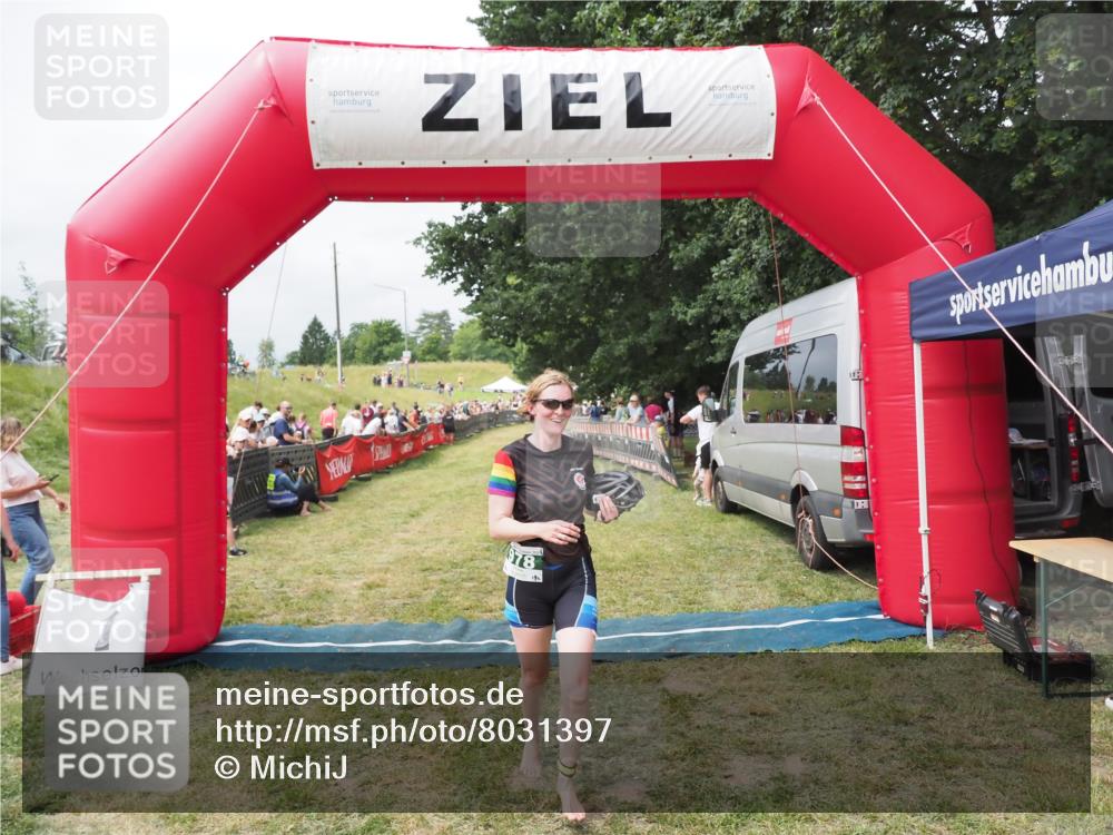 21.06.2025 - 27. Vierlanden-Triathlon MichiJ http://msf.ph/oto/8031397 15.06.2026 12:44:16 Ziel 978 meine-sportfotos.de