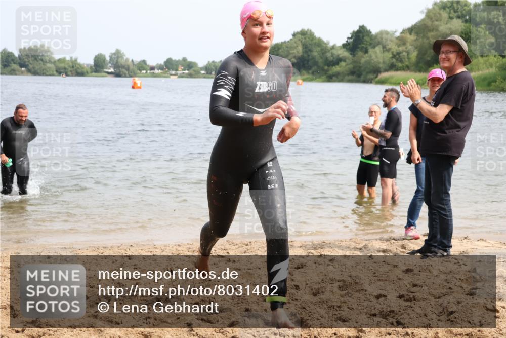 15.06.2025 - 27. Vierlanden-Triathlon Lena Gebhardt http://msf.ph/oto/8031402 15.06.2025 11:10:36 Schwimmen 770, 772, 953 meine-sportfotos.de