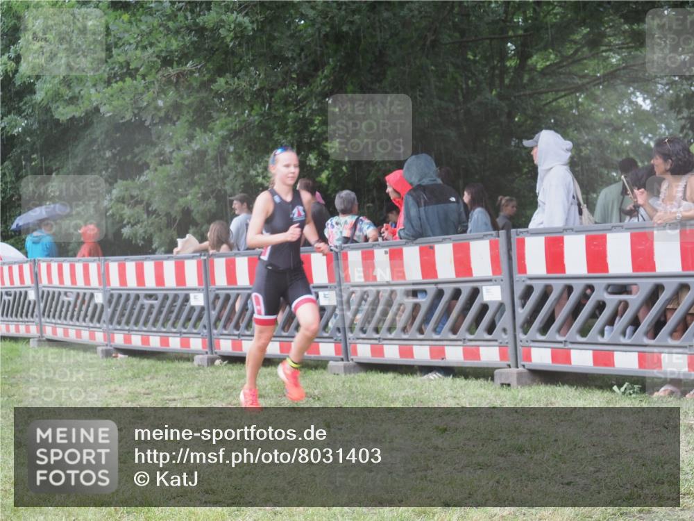 21.06.2025 - 27. Vierlanden-Triathlon KatJ http://msf.ph/oto/8031403 15.06.2025 13:40:28 Ziel 904, 1089 meine-sportfotos.de