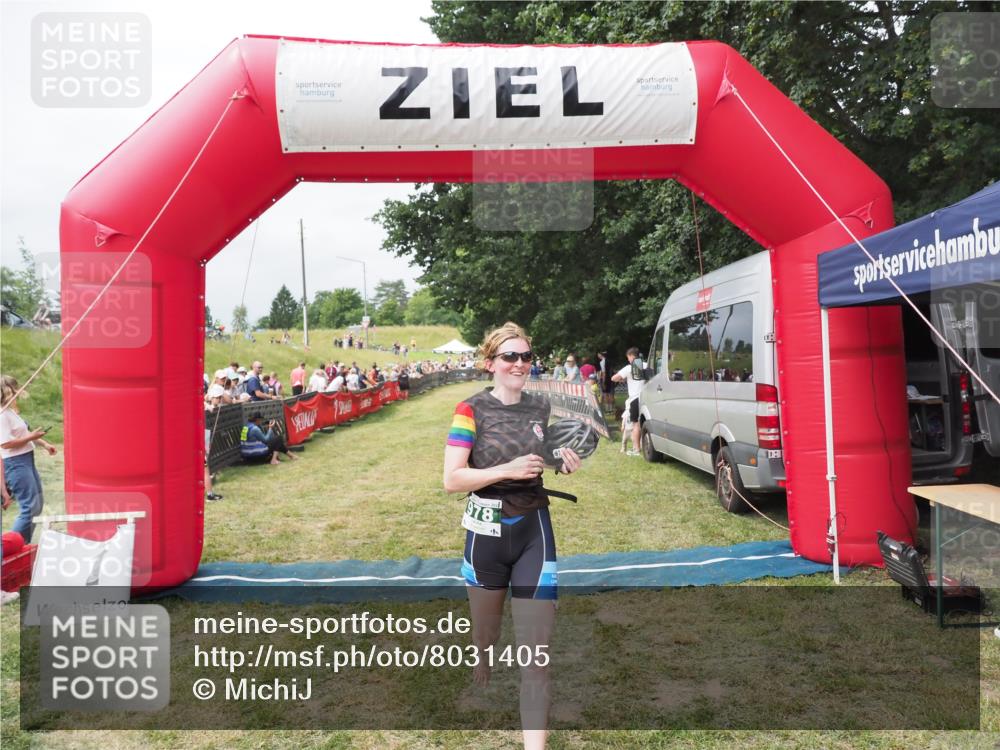 21.06.2025 - 27. Vierlanden-Triathlon MichiJ http://msf.ph/oto/8031405 15.06.2026 12:44:16 Ziel 978 meine-sportfotos.de