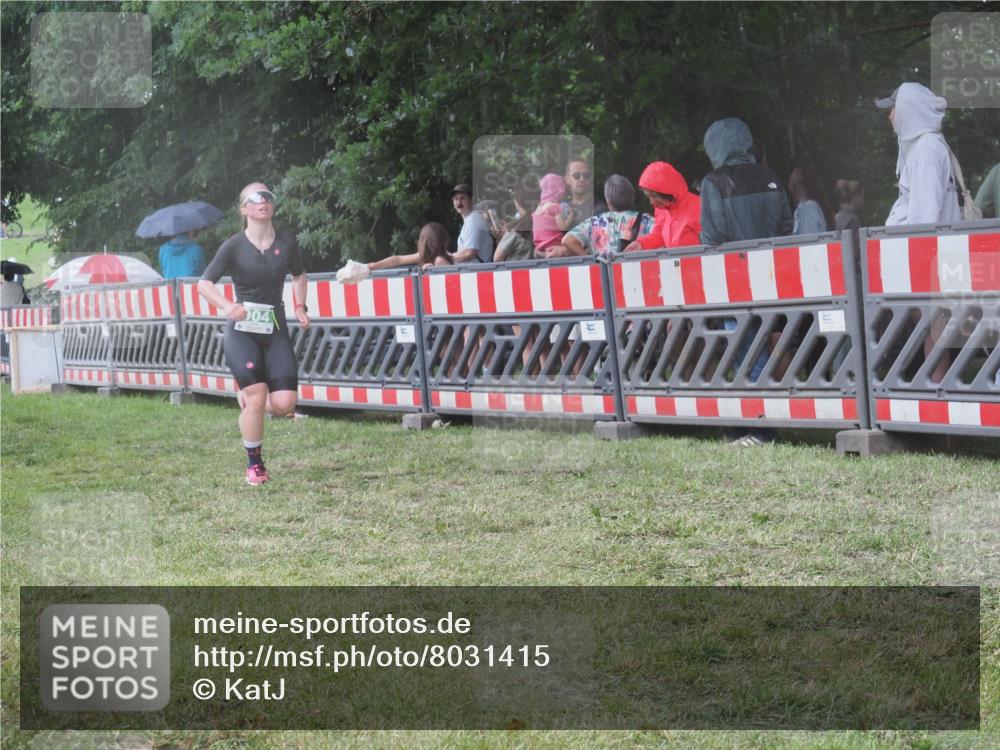 21.06.2025 - 27. Vierlanden-Triathlon KatJ http://msf.ph/oto/8031415 15.06.2025 13:40:30 Ziel 904 meine-sportfotos.de