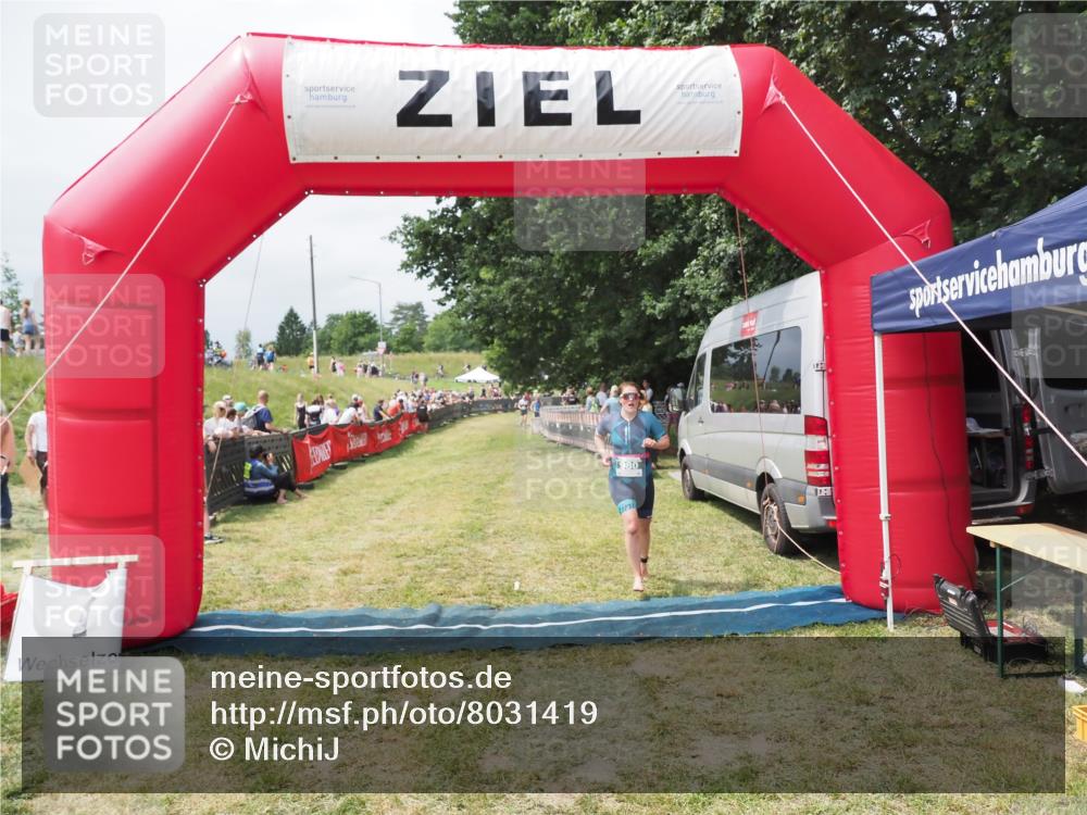 21.06.2025 - 27. Vierlanden-Triathlon MichiJ http://msf.ph/oto/8031419 15.06.2026 12:44:43 Ziel 980 meine-sportfotos.de