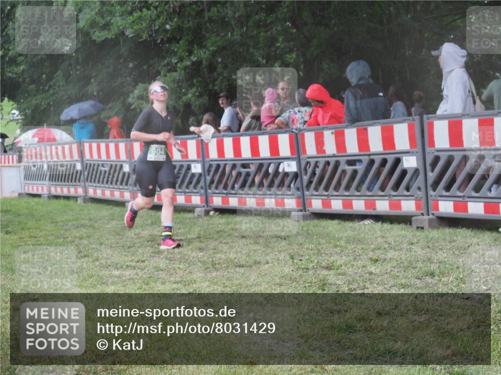 21.06.2025 - 27. Vierlanden-Triathlon KatJ http://msf.ph/oto/8031429 15.06.2025 13:40:30 Ziel 904 meine-sportfotos.de