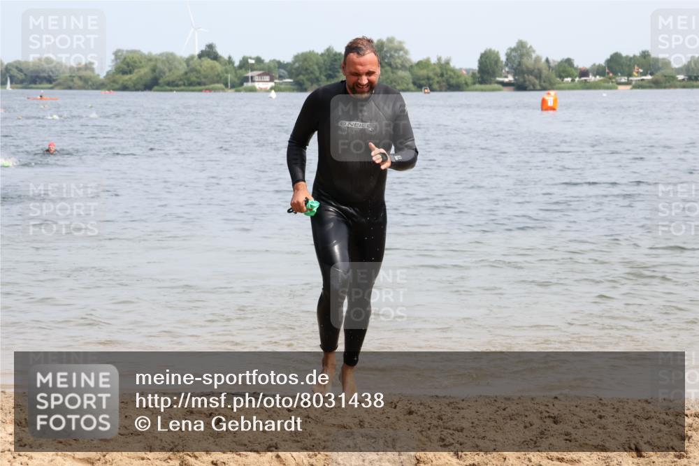 15.06.2025 - 27. Vierlanden-Triathlon Lena Gebhardt http://msf.ph/oto/8031438 15.06.2025 11:10:41 Schwimmen 770, 772, 832, 953 meine-sportfotos.de