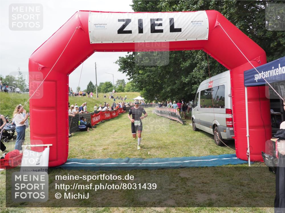 21.06.2025 - 27. Vierlanden-Triathlon MichiJ http://msf.ph/oto/8031439 15.06.2026 12:44:59 Ziel 726 meine-sportfotos.de