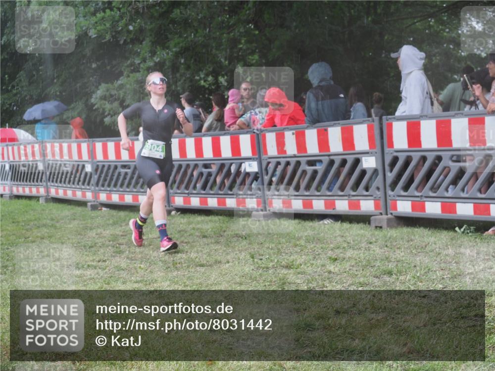 21.06.2025 - 27. Vierlanden-Triathlon KatJ http://msf.ph/oto/8031442 15.06.2025 13:40:30 Ziel 904 meine-sportfotos.de