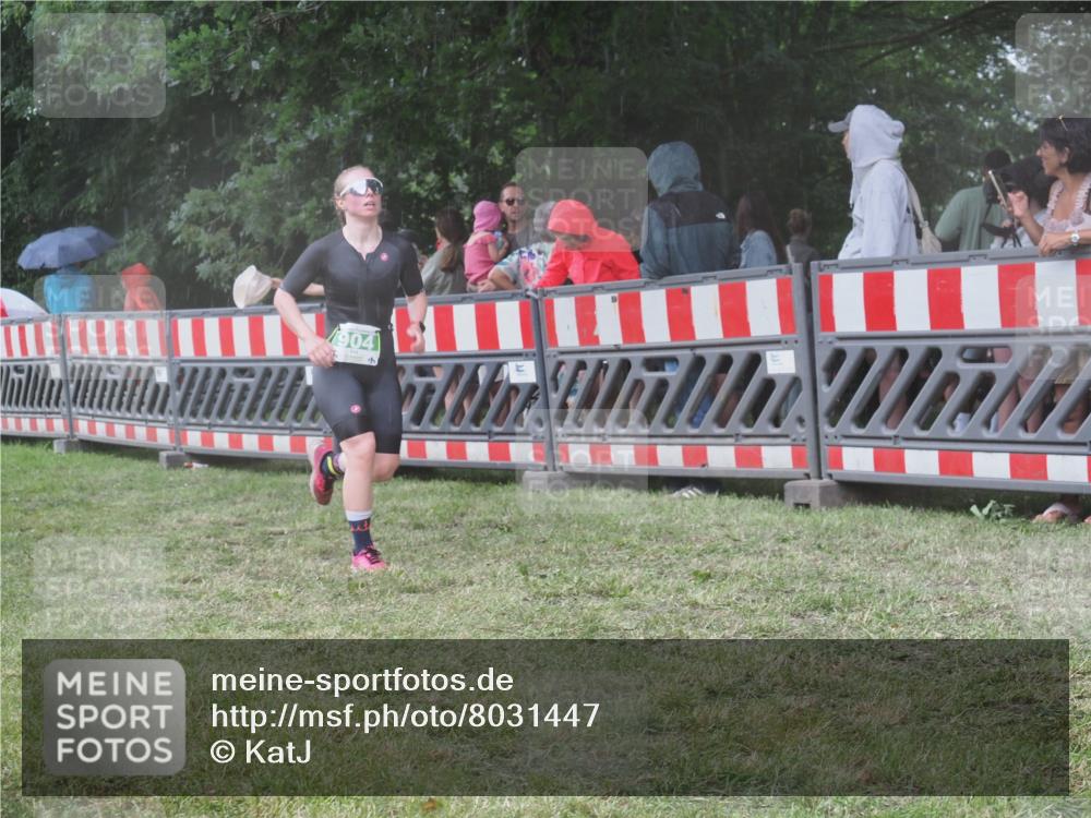21.06.2025 - 27. Vierlanden-Triathlon KatJ http://msf.ph/oto/8031447 15.06.2025 13:40:30 Ziel 904 meine-sportfotos.de
