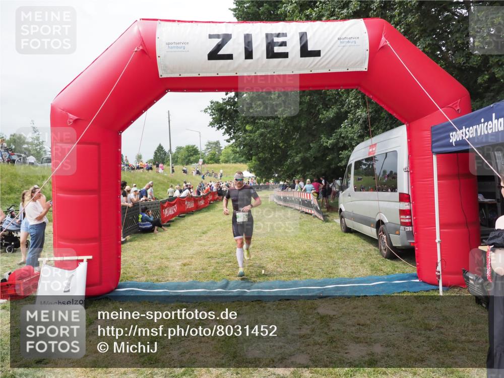 21.06.2025 - 27. Vierlanden-Triathlon MichiJ http://msf.ph/oto/8031452 15.06.2026 12:44:59 Ziel 726 meine-sportfotos.de