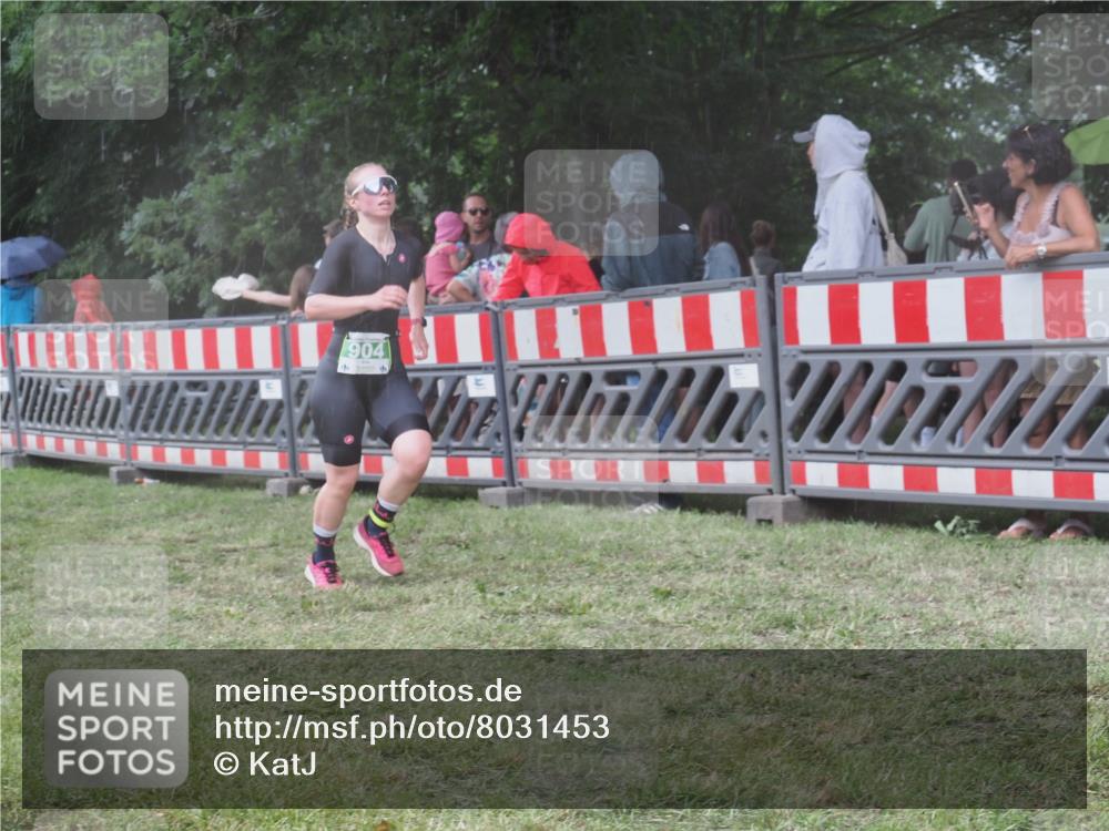 21.06.2025 - 27. Vierlanden-Triathlon KatJ http://msf.ph/oto/8031453 15.06.2025 13:40:30 Ziel 904 meine-sportfotos.de