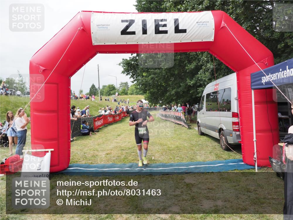21.06.2025 - 27. Vierlanden-Triathlon MichiJ http://msf.ph/oto/8031463 15.06.2026 12:44:59 Ziel 726 meine-sportfotos.de