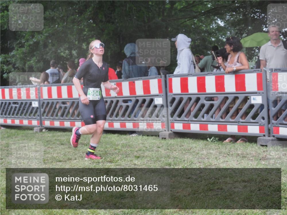 21.06.2025 - 27. Vierlanden-Triathlon KatJ http://msf.ph/oto/8031465 15.06.2025 13:40:31 Ziel 904 meine-sportfotos.de