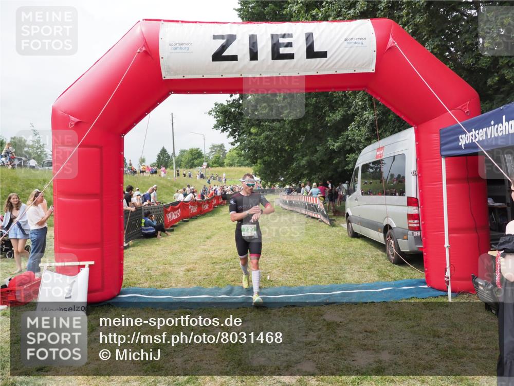 21.06.2025 - 27. Vierlanden-Triathlon MichiJ http://msf.ph/oto/8031468 15.06.2026 12:44:59 Ziel 726 meine-sportfotos.de