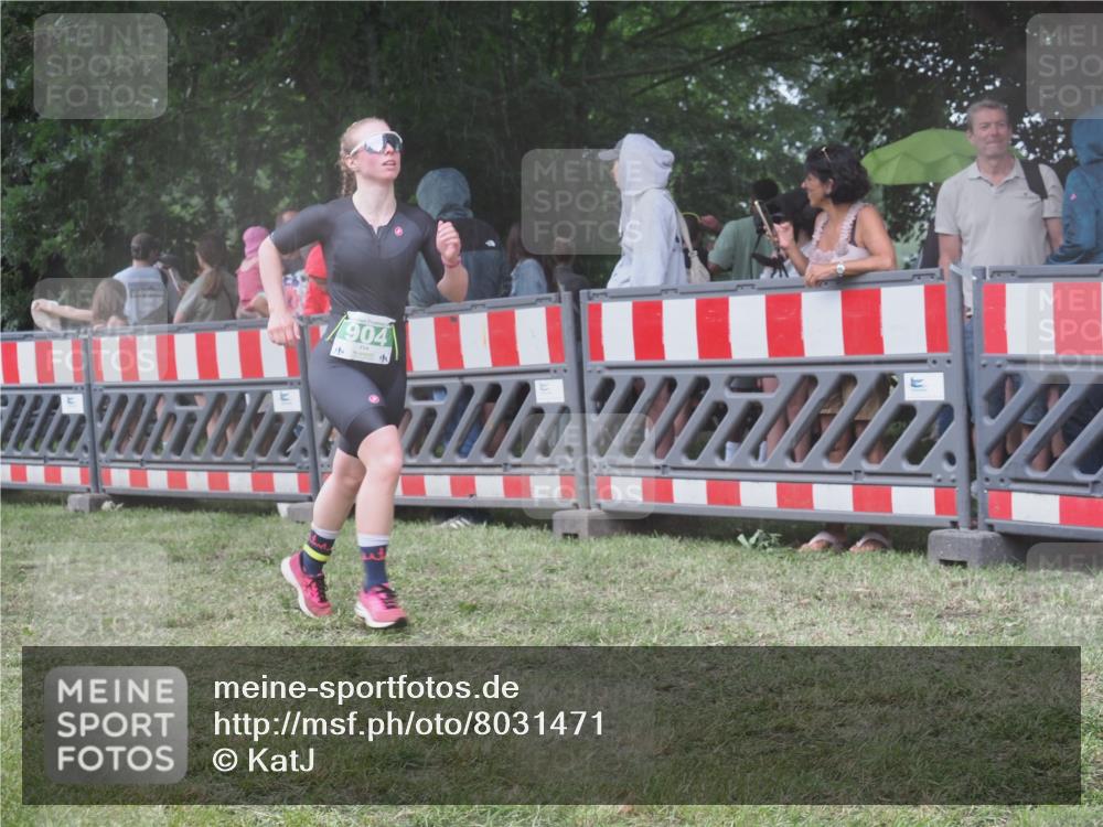 21.06.2025 - 27. Vierlanden-Triathlon KatJ http://msf.ph/oto/8031471 15.06.2025 13:40:31 Ziel 904 meine-sportfotos.de