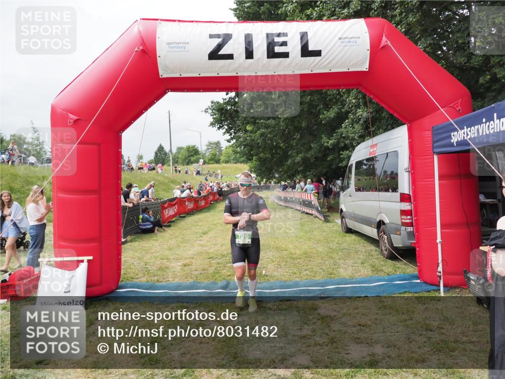 21.06.2025 - 27. Vierlanden-Triathlon MichiJ http://msf.ph/oto/8031482 15.06.2026 12:45:00 Ziel 726 meine-sportfotos.de