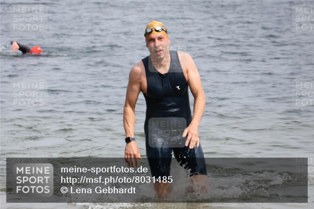 15.06.2025 - 27. Vierlanden-Triathlon Lena Gebhardt http://msf.ph/oto/8031485 15.06.2025 11:10:56 Schwimmen 832, 861, 947 meine-sportfotos.de