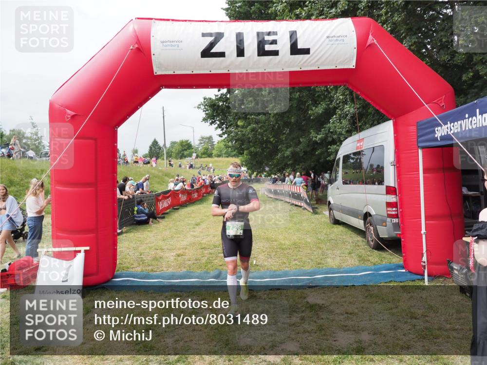 21.06.2025 - 27. Vierlanden-Triathlon MichiJ http://msf.ph/oto/8031489 15.06.2026 12:45:00 Ziel 726 meine-sportfotos.de