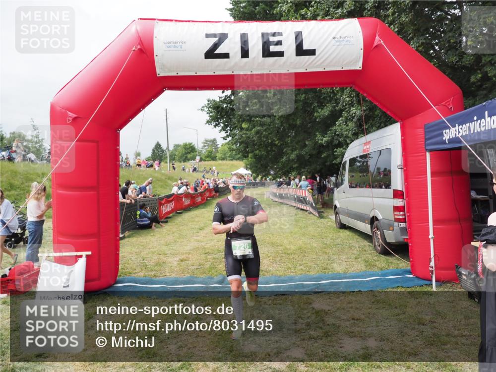 21.06.2025 - 27. Vierlanden-Triathlon MichiJ http://msf.ph/oto/8031495 15.06.2026 12:45:00 Ziel 726 meine-sportfotos.de