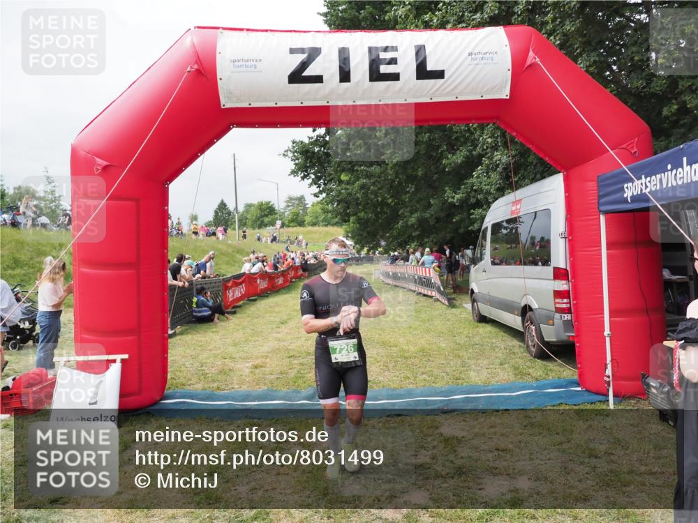 21.06.2025 - 27. Vierlanden-Triathlon MichiJ http://msf.ph/oto/8031499 15.06.2026 12:45:00 Ziel 726 meine-sportfotos.de