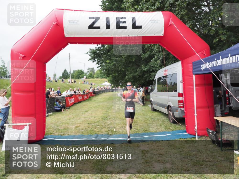 21.06.2025 - 27. Vierlanden-Triathlon MichiJ http://msf.ph/oto/8031513 15.06.2026 12:46:12 Ziel 130 meine-sportfotos.de