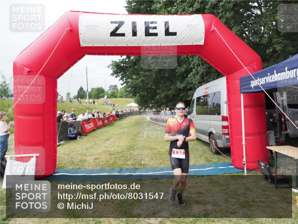 21.06.2025 - 27. Vierlanden-Triathlon MichiJ http://msf.ph/oto/8031547 15.06.2026 12:46:12 Ziel 130 meine-sportfotos.de