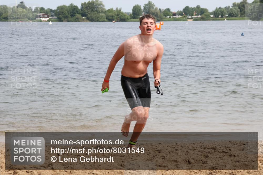 15.06.2025 - 27. Vierlanden-Triathlon Lena Gebhardt http://msf.ph/oto/8031549 15.06.2025 11:11:06 Schwimmen 861, 947 meine-sportfotos.de