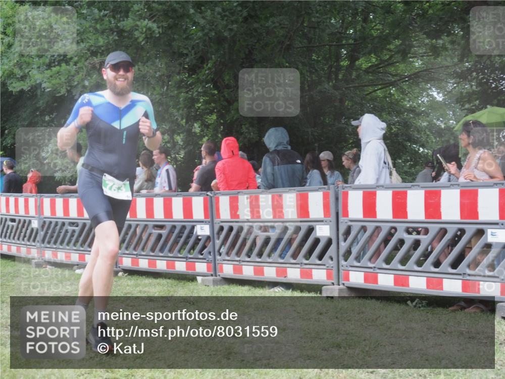 21.06.2025 - 27. Vierlanden-Triathlon KatJ http://msf.ph/oto/8031559 15.06.2025 13:40:59 Ziel 763, 925 meine-sportfotos.de