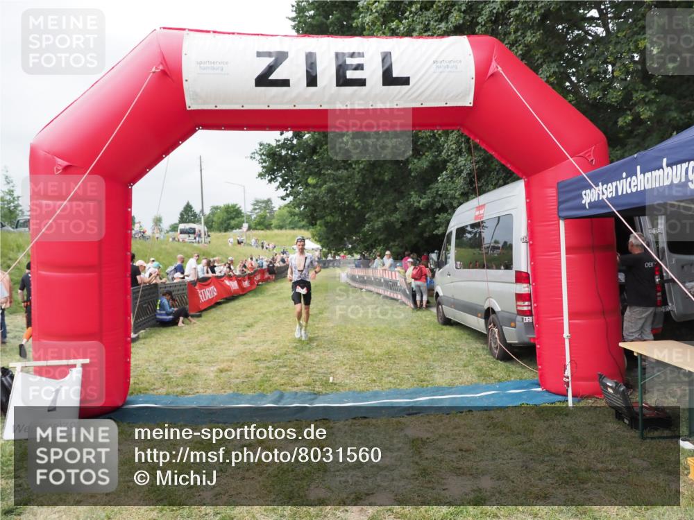 21.06.2025 - 27. Vierlanden-Triathlon MichiJ http://msf.ph/oto/8031560 15.06.2026 12:46:37 Ziel 138 meine-sportfotos.de