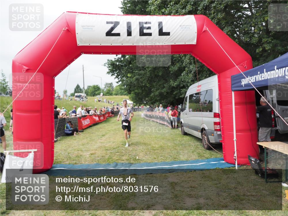 21.06.2025 - 27. Vierlanden-Triathlon MichiJ http://msf.ph/oto/8031576 15.06.2026 12:46:37 Ziel 138 meine-sportfotos.de