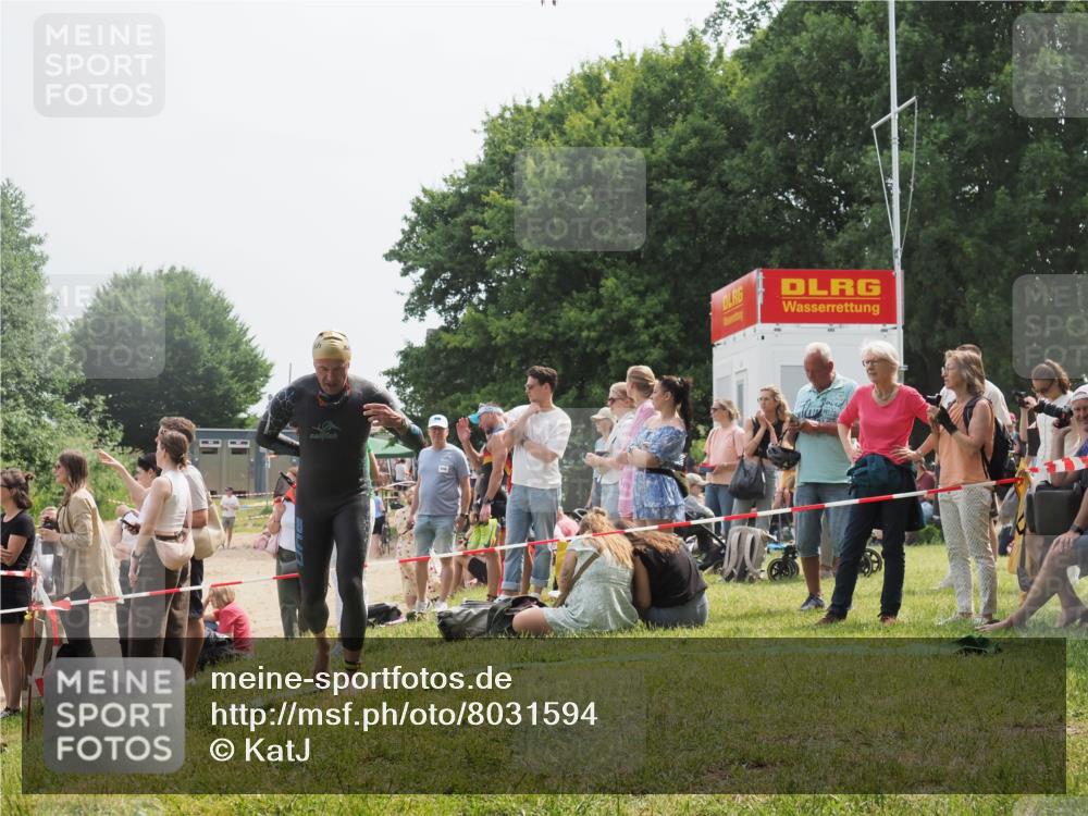 15.06.2025 - 27. Vierlanden-Triathlon KatJ http://msf.ph/oto/8031594 15.06.2025 11:10:15 Schwimmen 789 meine-sportfotos.de