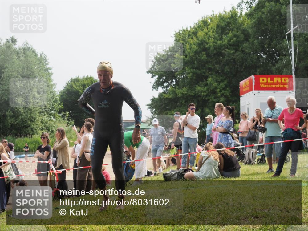 15.06.2025 - 27. Vierlanden-Triathlon KatJ http://msf.ph/oto/8031602 15.06.2025 11:10:17 Schwimmen 789 meine-sportfotos.de