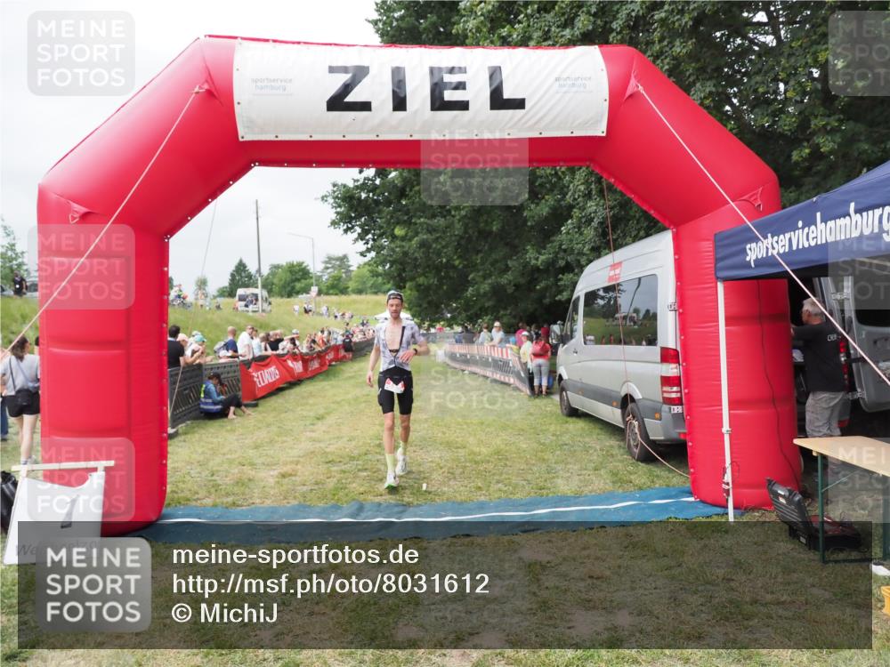 21.06.2025 - 27. Vierlanden-Triathlon MichiJ http://msf.ph/oto/8031612 15.06.2026 12:46:38 Ziel 138 meine-sportfotos.de