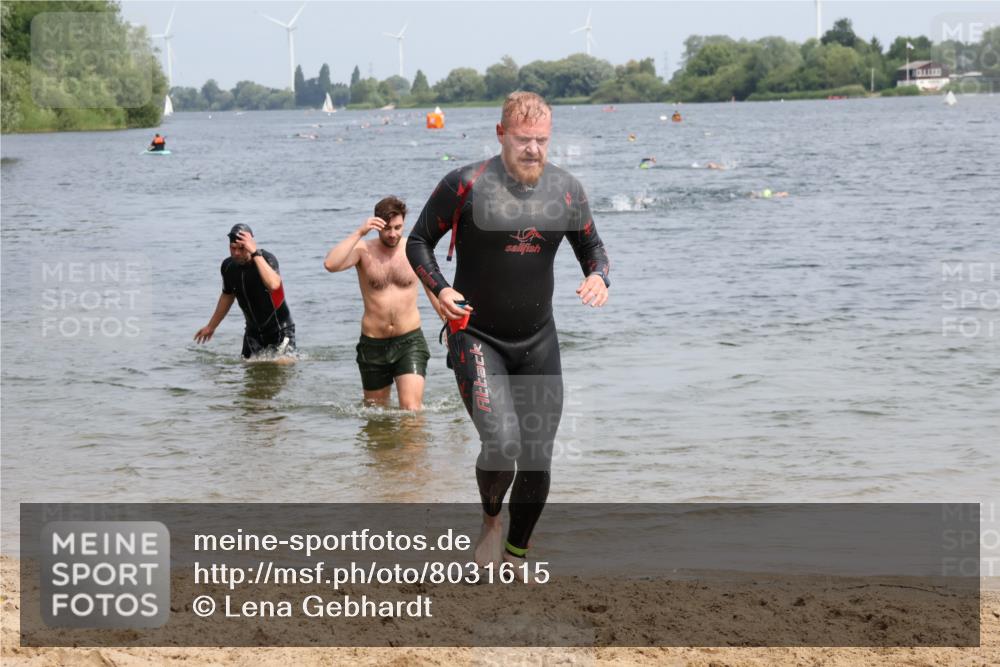 15.06.2025 - 27. Vierlanden-Triathlon Lena Gebhardt http://msf.ph/oto/8031615 15.06.2025 11:11:26 Schwimmen 742, 843 meine-sportfotos.de