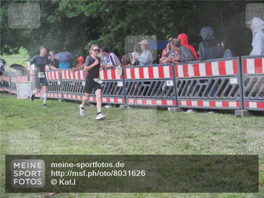 21.06.2025 - 27. Vierlanden-Triathlon KatJ http://msf.ph/oto/8031626 15.06.2025 13:41:06 Ziel 167, 637, 925, 961 meine-sportfotos.de