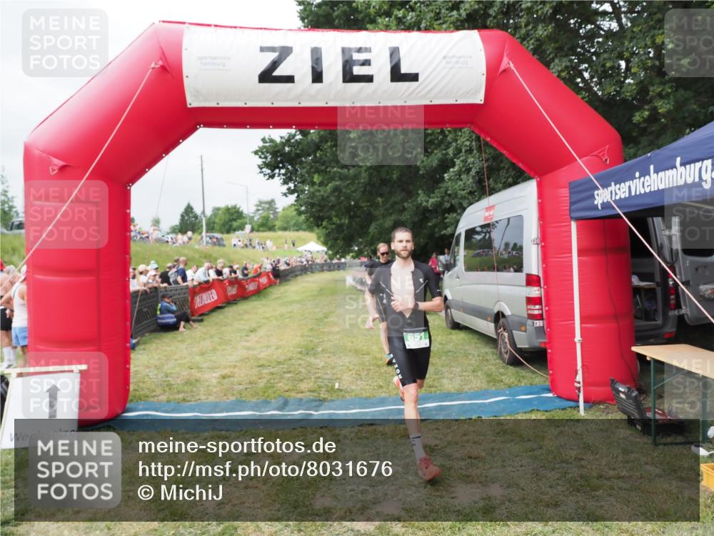 21.06.2025 - 27. Vierlanden-Triathlon MichiJ http://msf.ph/oto/8031676 15.06.2026 12:47:47 Ziel 651, 863 meine-sportfotos.de